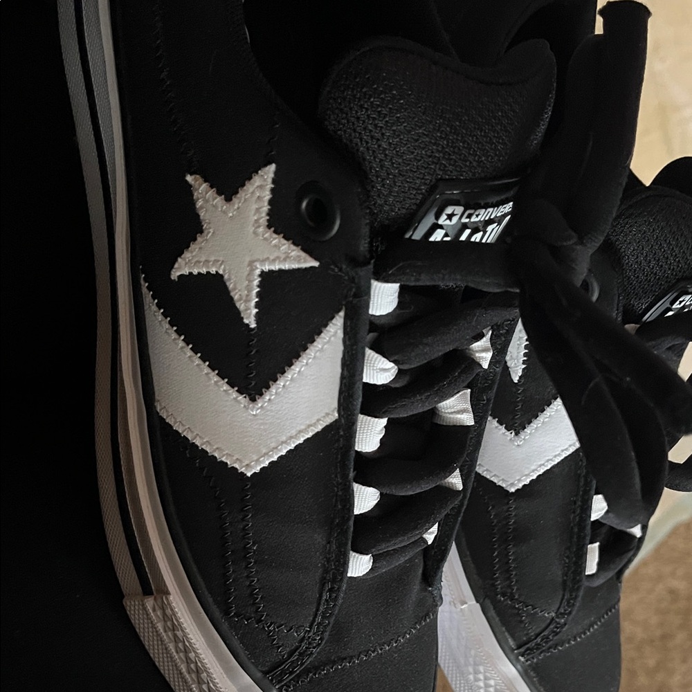 Converse unisex Black & White Star Chevron Low-Top Sneakers